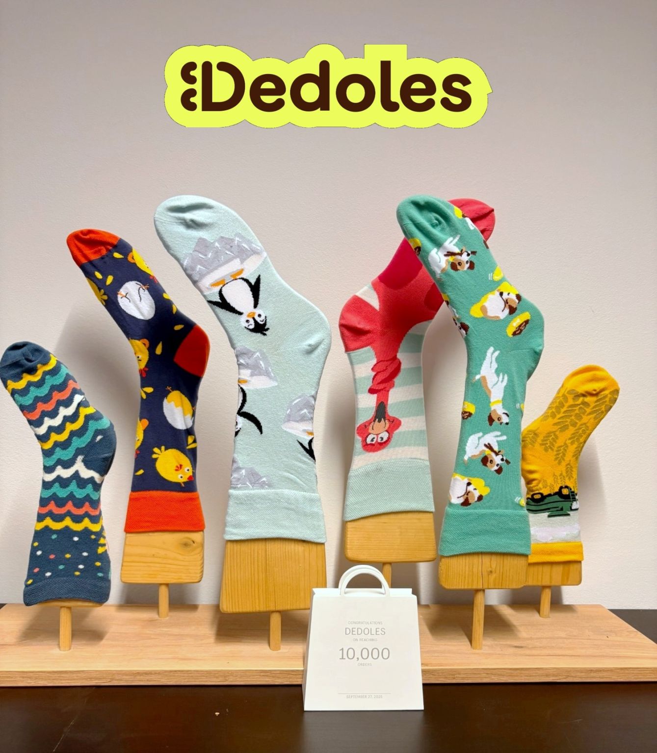 Dedoles ponožky a trofej za 10 000 Shopify objednávok
